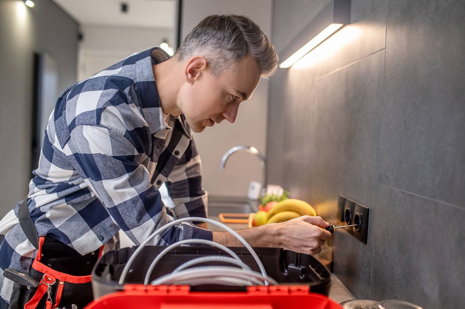 Elektroinstallation - Steckdosenplanung - Ein Mann baut eine Steckdose ein